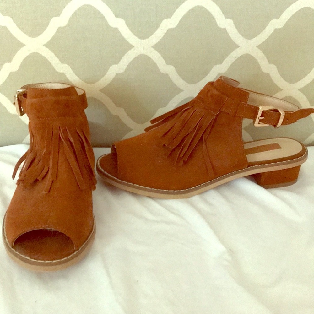 NWT Super cute TopShop Fringe Sandals. Size 6.5